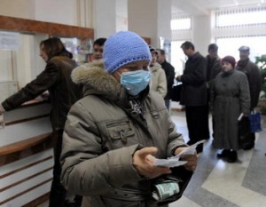 Belarussians line up to buy face masks and anti-flu medications at a pharmacy in Minsk on November 2, 2009. Belarus has yet to confirm a death from the A (H1N1) "swine flu" virus, but doctors keep watch amid a growing panic in nearby Ukraine. AFP PHOTO / VIKTOR DRACHEV (Photo credit should read VIKTOR DRACHEV/AFP/Getty Images)